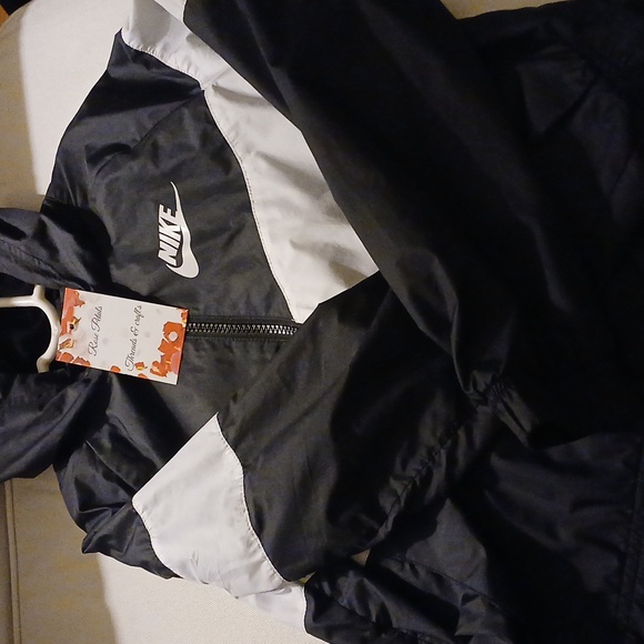 Nike Girl's Windrunner Jacket - Picture 2 of 3